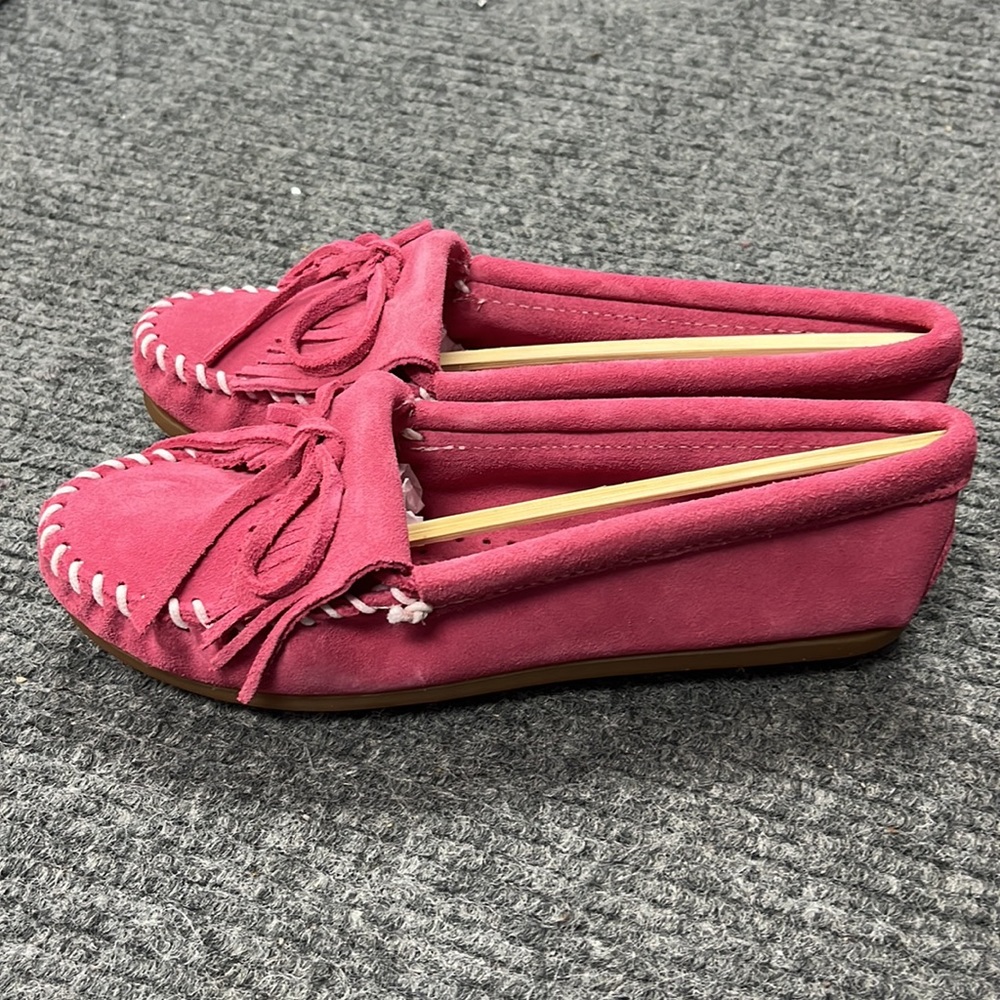 Minnetonka Women’s Pink Kilty Moccasins (3134) - Picture 4 of 9